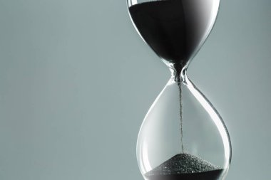 Masanın üzerindeki kum saatini kapat. Kapat. yaratıcı fotoğraf.