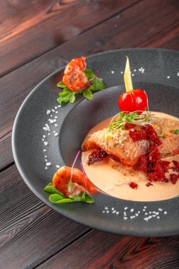 Parmesan peynirli, soğanlı ve domates soslu maydanozlu kalamar dolması.