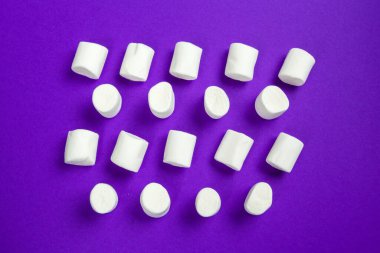 Marshmallow menekşe kağıda serilmiş..