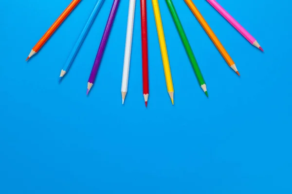 Fundo de lápis de cor em papel azul — Fotografia de Stock