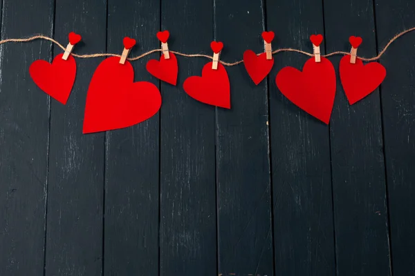 Valentines Day rood hart op oude hout. Feestdagen achtergrond. — Stockfoto