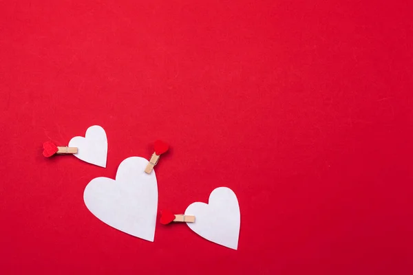 Repülő piros papírszívek. Valentin nap. A szerelem szimbóluma. Fénymásolási hely. — Stock Fotó