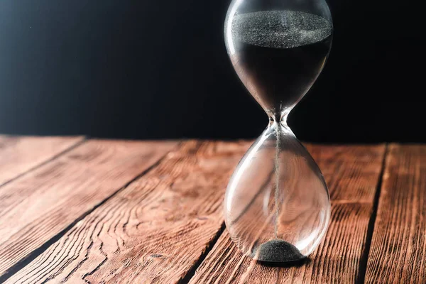 Reloj de arena moderno sobre fondo de madera. foto creativa . — Foto de Stock