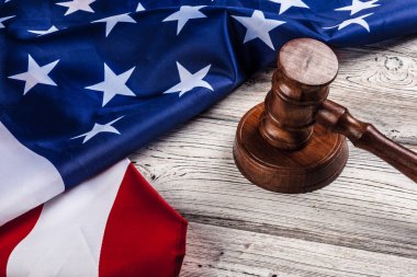 Tahta tokmak ve Amerikan bayrağı masaya yakın.