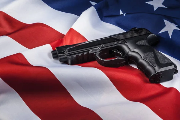 Πιστόλι με αμερικανική σημαία. Έννοια προβλήματος όπλων — Φωτογραφία Αρχείου