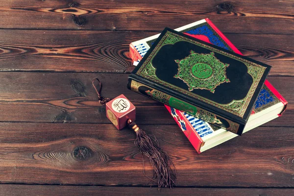 İslami kutsal kitap ahşap masanın üzerinde. Yaratıcı fotoğraf. — Stok fotoğraf