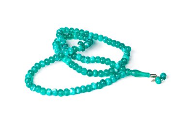 Tespih beyaz arka planda izole edilmiş. yaratıcı fotoğraf.