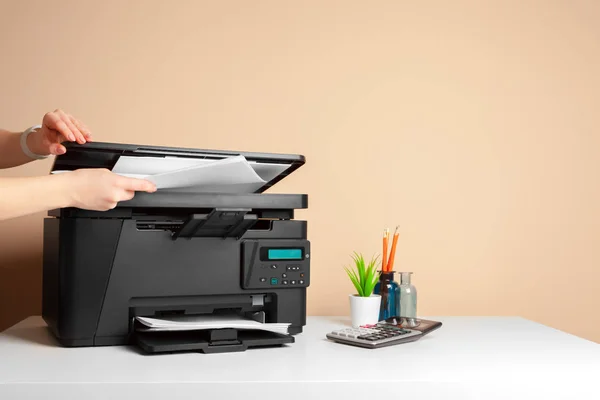 Женщина, использующая принтер для сканирования и печати документа. креативные фото . — стоковое фото