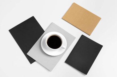 Modern hippi tarzı kırtasiye malzemeleri, çeşitli kağıt parçaları, ofis malzemeleri.