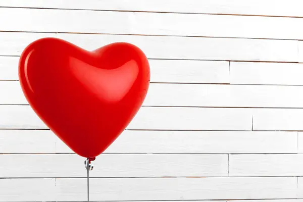 Roter Herzballon aus nächster Nähe. kreatives Foto. — Stockfoto