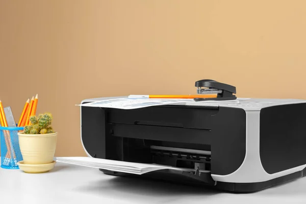 Impresora, fotocopiadora, escáner en la oficina. Lugar de trabajo. foto creativa . — Foto de Stock