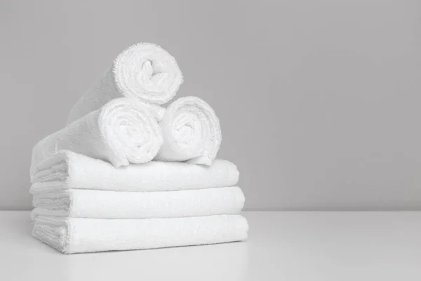 Clean soft towels on color background. creative photo. — Stock Photo, Image