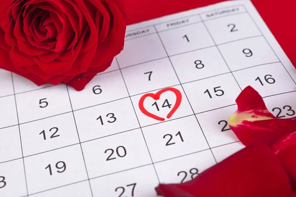 14. Februar über Kalender und Dekorationen zum Valentinstag. — Stockfoto