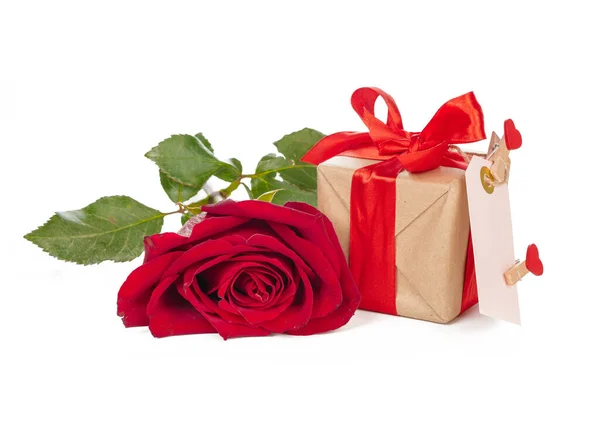 Κουτί δώρου και τριαντάφυλλο απομονωμένο στο λευκό. Δημιουργική φωτογραφία. — Φωτογραφία Αρχείου