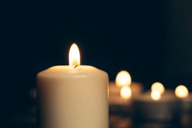 Siyah arka planda yanan mumlar. Anma konsepti.