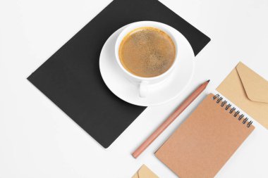 Modern hippi tarzı kırtasiye malzemeleri, çeşitli kağıt parçaları, ofis malzemeleri.