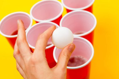 Oyun kupaları masada bira pong