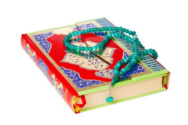 İslami Kitap Kutsal Kur 'an ve arkaplanda boncuklar
