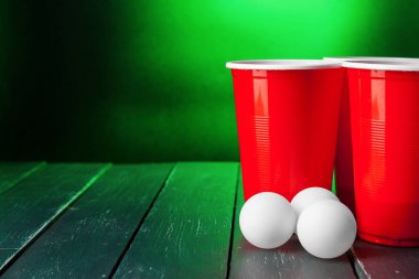 Oyun kupaları masada bira pong