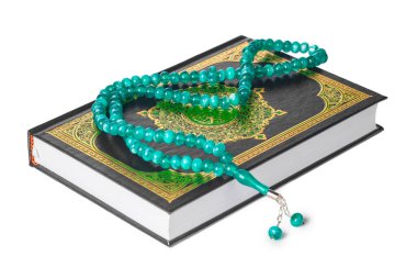 İslami Kitap Kutsal Kur 'an ve arkaplanda boncuklar