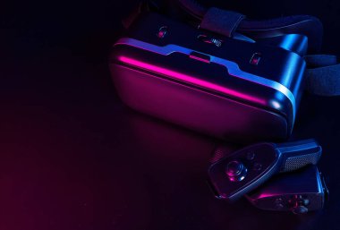 Video kayıt cihazı. Sanal gerçeklik ekipmanları masada..