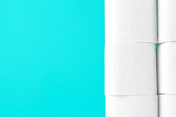 Rolos de papel higiênico em fundo turquesa brilhante — Fotografia de Stock