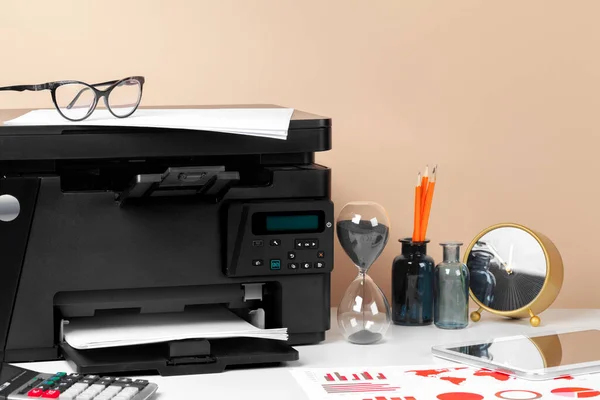 Impresora, fotocopiadora, escáner en la oficina. Lugar de trabajo. foto creativa . — Foto de Stock