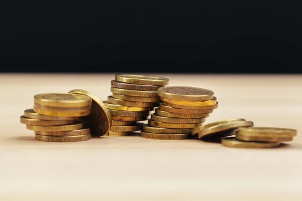 Pilas de monedas en la mesa de trabajo. foto creativa . —  Fotos de Stock