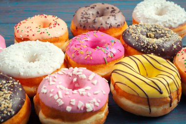 Ahşap arka planda jöleli çörekler. Yaratıcı fotoğraf.