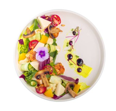 Taze sebze salatası beyaz arkaplanda izole edilmiş.