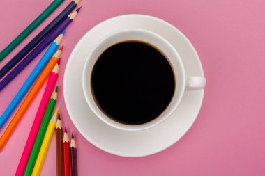 Parlak pembe bir arka plan üzerinde kalem boya kalemi. Sanat kavramı