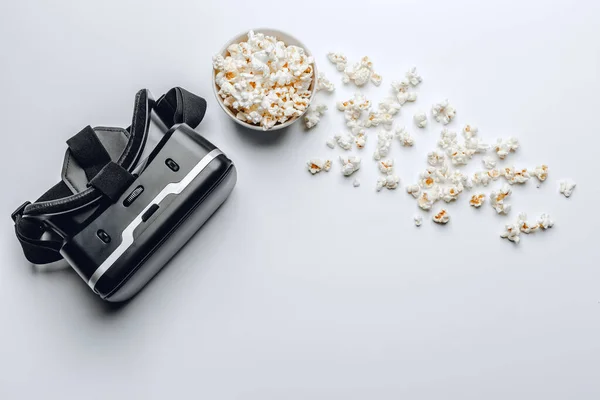 Filmconcept kijken. popcorn en VR. creatieve foto. — Stockfoto