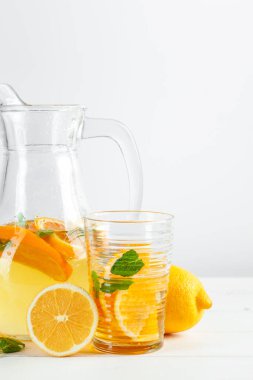 Limonata, yaz içkisi. Kapat. yaratıcı fotoğraf.