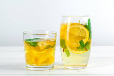 Limonata. Taze limonla iç. Yaratıcı fotoğraf.