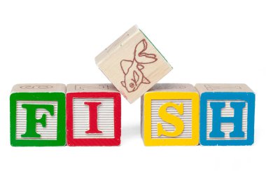 Renkli alfabe blokları. Sözcük balığı beyaz arkaplanda izole