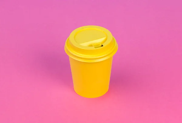 Taza de café para llevar sobre fondo de color brillante —  Fotos de Stock