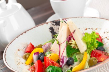 Taze sebzeli Yunan salatası, peyniri yakından.