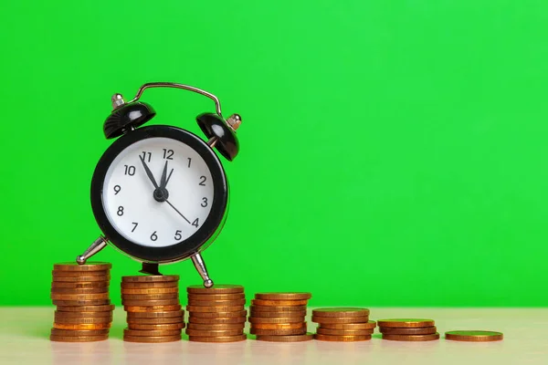 El tiempo es dinero, reloj de mesa con monedas. foto creativa . — Foto de Stock