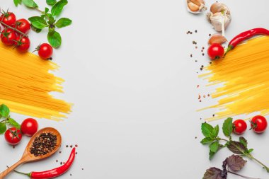 Beyaz arka planda makarna pişirmek için malzemeli makarna..