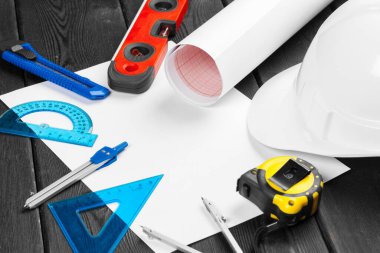 Beyaz başlığı ve çeşitli tamir araçlarını kapatın. Ortasında kopya alanı olan ahşap arkaplan