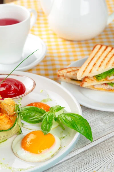 Сэндвич-панини с ветчиной, помидорами, сыром и базиликом с сырными шариками — стоковое фото