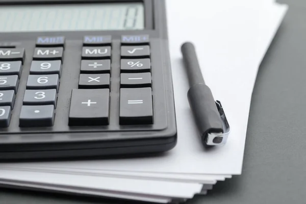 Calculadora de mesa de escritório com caneta. foto criativa . — Fotografia de Stock