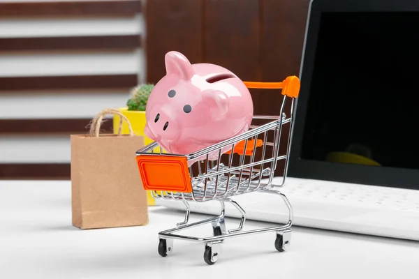 Concepto de compras online. Carro de la compra, portátil en el escritorio — Foto de Stock