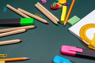 Okulun şablon tasarımına, okul malzemelerine ve mesaj için yere. yaratıcı fotoğraf.