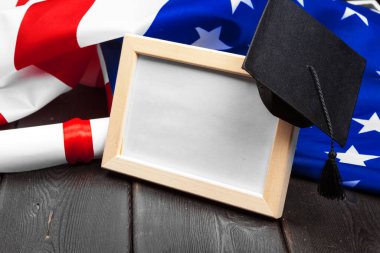 mezuniyet şapkası Amerikan bayrağı, eğitim konsepti