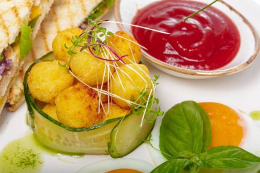 Jambonlu sandviç, peynir, domates, marul ve kızarmış ekmek. Üst görünüm beyaz arkaplanda izole edildi.