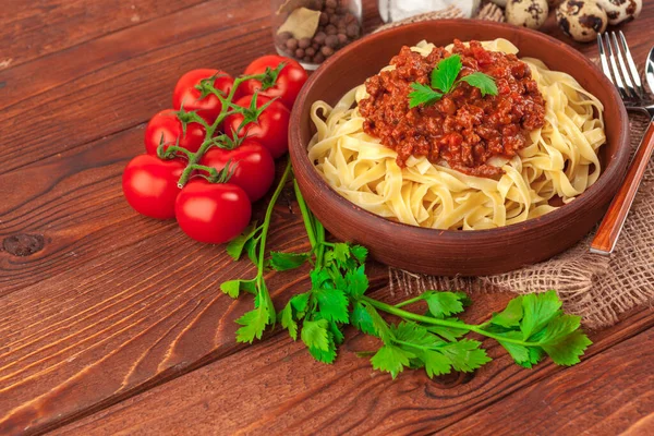 Pasta met vlees, tomatensaus en groenten op tafel — Stockfoto