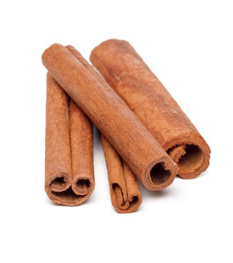 Tarçın çubukları beyaz arka planda izole edilmiş. Yaratıcı Fotoğraf.