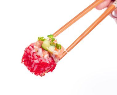 Geleneksel taze Japon suşi böreği beyaz arka planda izole edilmiş.