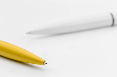 Beyaz arka planda kalemler. Kapat. yaratıcı fotoğraf.